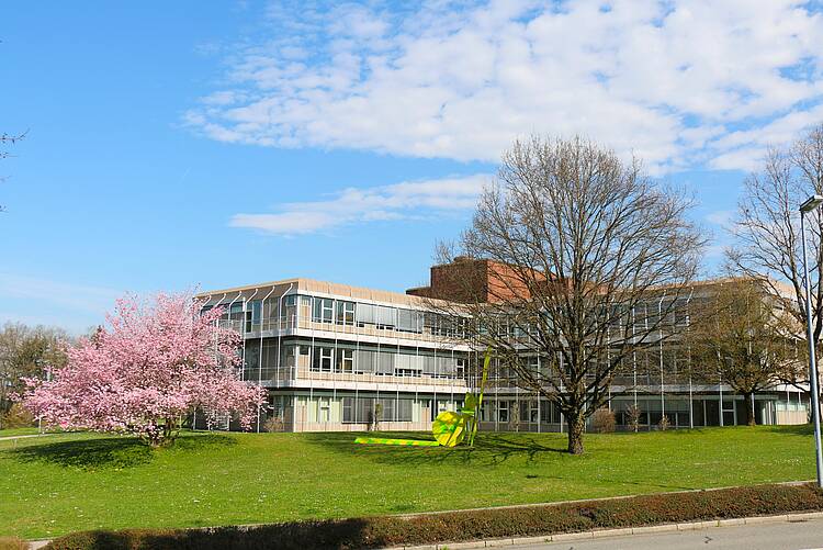 Foto: Blick auf das Hauptgebäude der Hochschule Ravensburg-Weingarten
