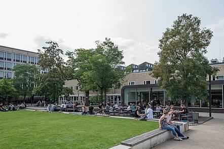 Foto: Studierende auf den Campus der Universität Hannover 