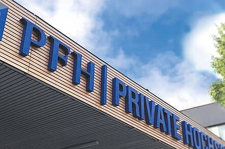 Foto: Blick auf den Eingang zur PFH Private Hochschule Göttingen mit großem Logo. 