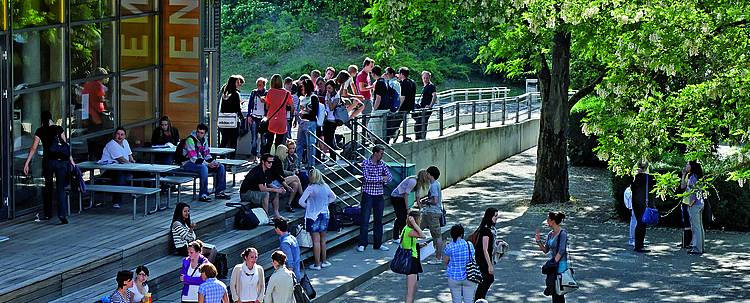 Studierende auf dem Campus (Foto: Pädagogische Hochschule Schwäbisch Gmünd)