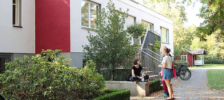 Foto: Studierende auf dem Campus