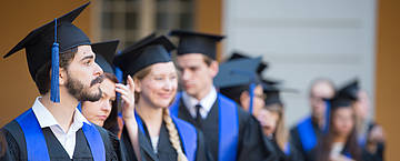 [Translate to English:] Absolventen der Universität Bonn (Foto: Volker Lannert/Rheinische-Friedrich-Wilhelms-Universität Bonn)