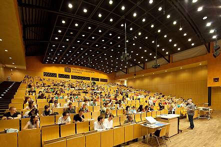 Hörsaal der Technischen Universität Chemnitz (Foto: Dirk Hanus) Foto: Studierende sitzen in einem Hörsaal und hören eine Vorlesung
