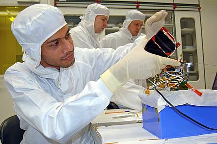 Foto: Studierende bei der Konstruktion des Mini-Satelliten UWE-2 im Reinraum
