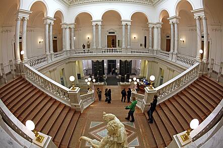 Foto: Blick in das Innere der Universitätsbibliothek Bibliotheca Albertina der Universität Leipzig mit Foyer und Treppenhaussäulen.