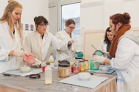 Foto: Studierende beim Üben diverser Maltechniken