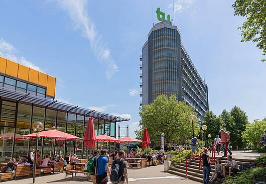 Foto: Studierende auf dem Campus der Technischen Universität Dortmund 