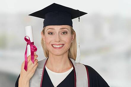 Foto: Eine Bachelorette der APOLLON Hochschule zeigt ihr Abschlusszeugnis.