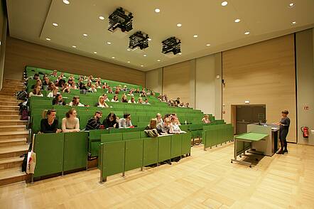 Foto: Studierende hören eine Vorlesung im Hörsaal