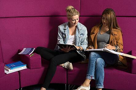 Foto: Studierende lernen gemeinsam 