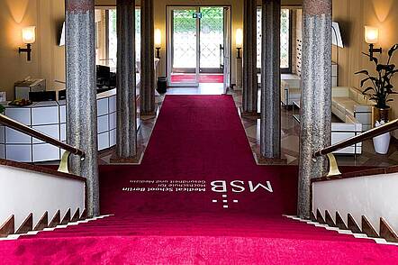 Foto: Im Foyer der Medical School Berlin 