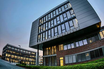 Foto: Haupteingang der Universität Paderborn.