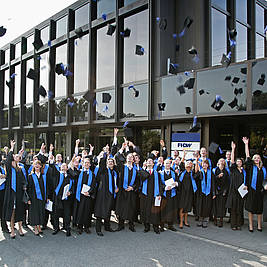 Absolventen der Fachhochschule der Wirtschaft Paderborn (Foto: FHDW)