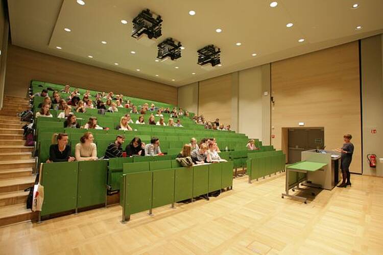 Foto: Studierende hören eine Vorlesung im Hörsaal.