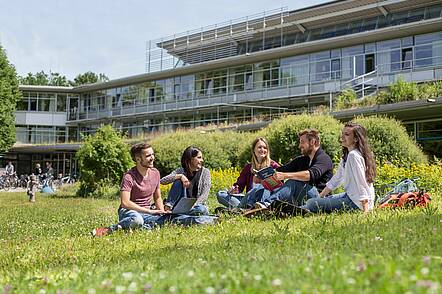 Foto: Studierende vor der Zentralbibliothek der Katholischen Universität Eichstätt-Ingolstadt