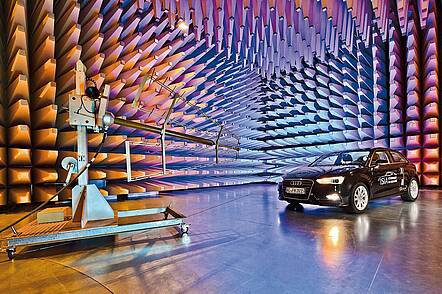 Forschung an der Fachhochschule Aachen (Foto: FH Aachen/Thilo Vogel) Foto: Forschungssituation in einem Raum mit Auto