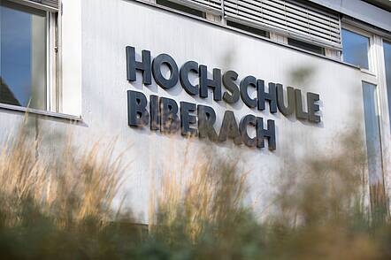 Hochschule Biberach (Foto: Stefan Sättele) Foto: Außenansicht der Hochschule Biberach mit Blick auf den Hochschulschriftzug