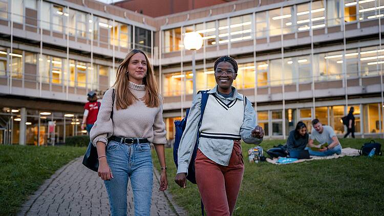 Studierende an der RWU (Foto: Hochschule Ravensburg-Weingarten) Foto: Studierende an der RWU.