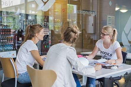 Foto: Studierende in der Diskussion