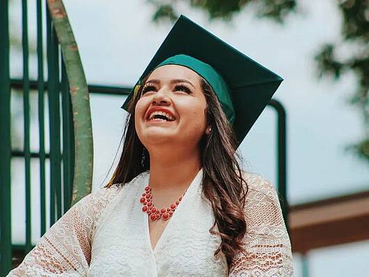 Foto: Eine Bachelorabsolventin freut sich über ihren Abschluss.