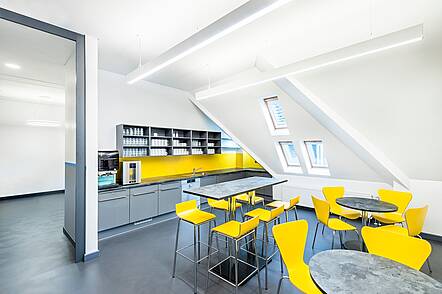 Foto: Blick in einen Aufenthaltsraum für Studierende an der Fachhochschule der Diakonie in Bielefeld