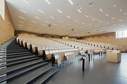 Foto: Blick in den großen Hörsaal im Hörsaal- und Medienzentrum auf dem Campus Lichtwiese der TU Darmstadt 