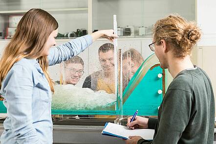 Foto: Studierende der Hochschule Biberach protokollieren einen Versuch im Wasserbaulabor
