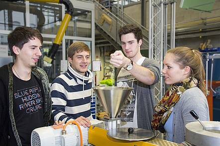 Laborversuch Kunststofftechnik an der OTH Amberg-Weiden (Foto: Ostbayerisch Technische Hochschule Amberg-Weiden) Laborversuch Kunststofftechnik an der OTH Amberg-Weiden (Foto: Ostbayerisch Technische Hochschule Amberg-Weiden)
