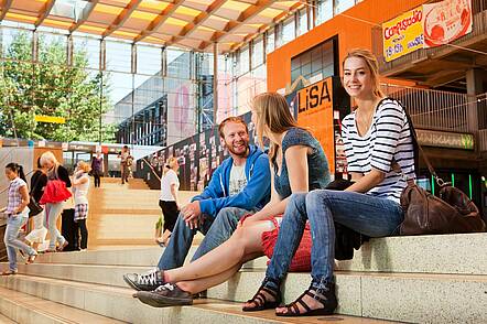 Foto: Studierende sitzen auf einer Treppe auf dem Campus der Universität Bemen und unterhalten sich