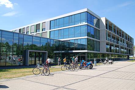 Foto: Blick auf das Gebäude der Westfälischen Hochschule mit Eingangsportal und verglaster Fassade