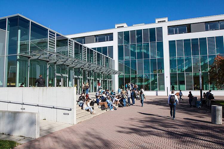 Foto: Studierende auf dem Campus der Hochschule Offenburg.