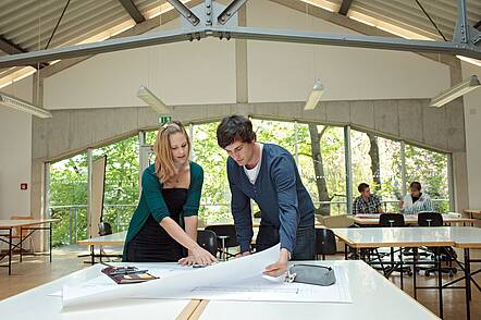 Foto: Studierende arbeiten an Projektskizzen