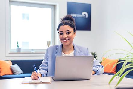 Foto: Studentin der Hochschule Döpfer am Laptop.