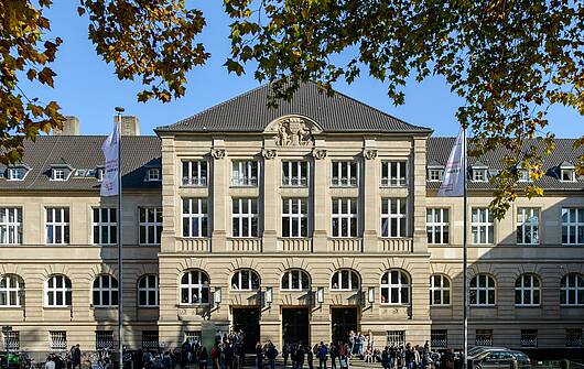 Foto: Gebäude der technischen Hochschule Köln in der Claudiusstrasse