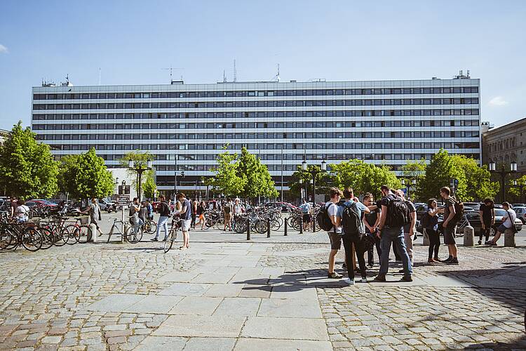 Campus der Technischen Universität Berlin (Foto: Oana Popa-Costea) Foto: Blick über den Campus, auf dem Studierende stehen, auf das Gebäude der TU Berlin