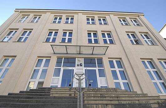 Foto: Blick auf den Eingang ins Hochschulgebäude der Fachhochschule des Mittelstands 