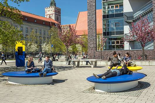 Foto: Studierende auf dem Campus der Europa-Universität Viadrina