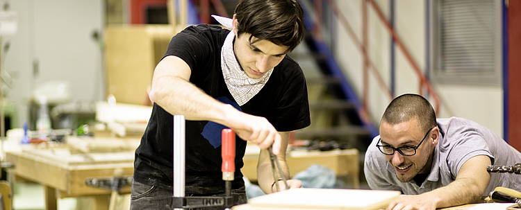 Studenten in einer Werkstatt (Foto: Bauhaus-Universität Weimar/Jens Hausprung)