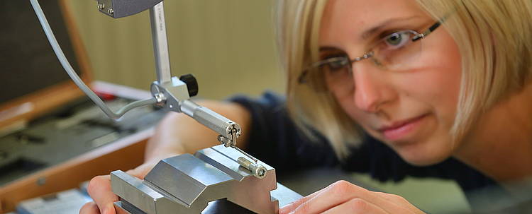Studentin arbeitet an einem Modell (Foto: Technische Universität Chemnitz)