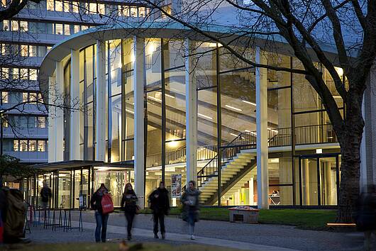 Foto: Das Audimax der Universität Hamburg beleuchtet am Abend 