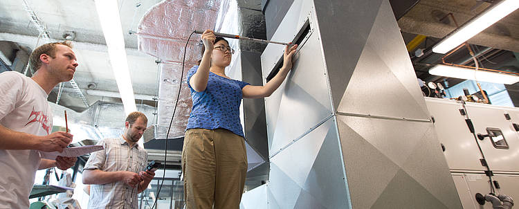 Praktische Ausbildung in der Gebäudetechnik (Foto: Beuth Hochschule für Technik Berlin/Ernst Fesseler)