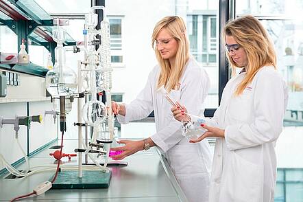 Foto: Zwei Studentinnen arbeiten in einem Labor mit Reagenzgläsern.