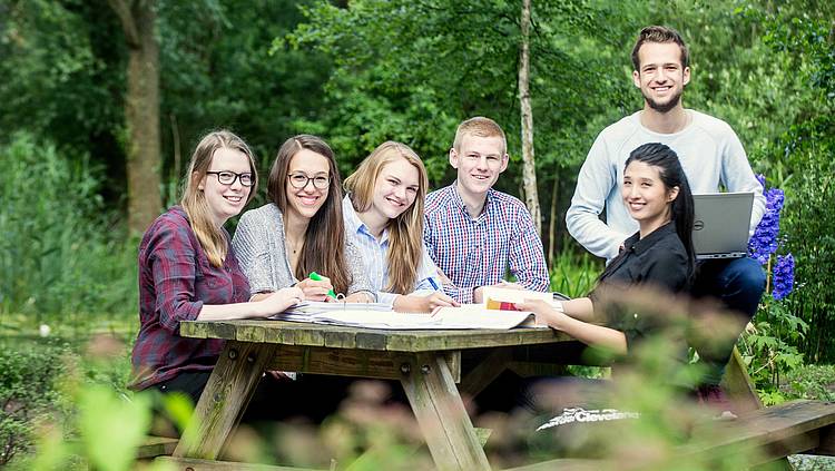 Studierende sitzen zusammen (Foto: Nordakademie)