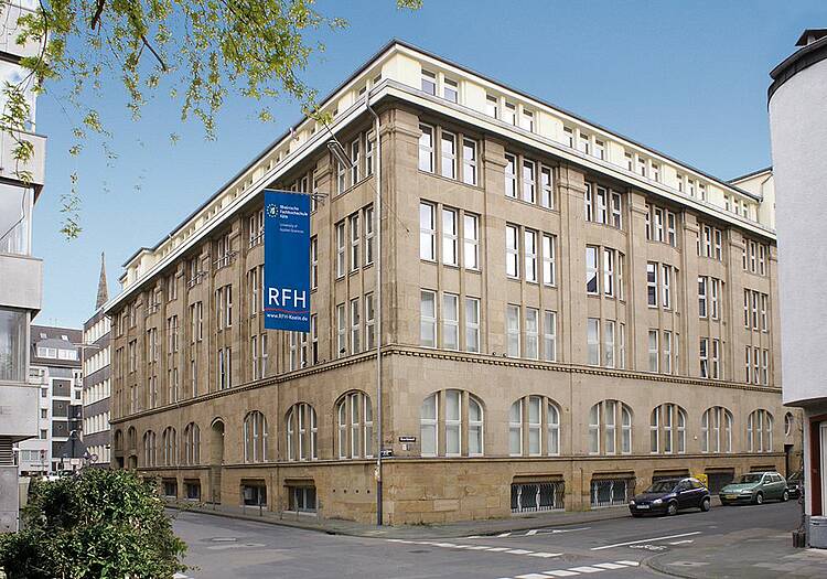 Foto: Blick auf das Hauptgebäude der Rheinischen Fachhochschule Köln         