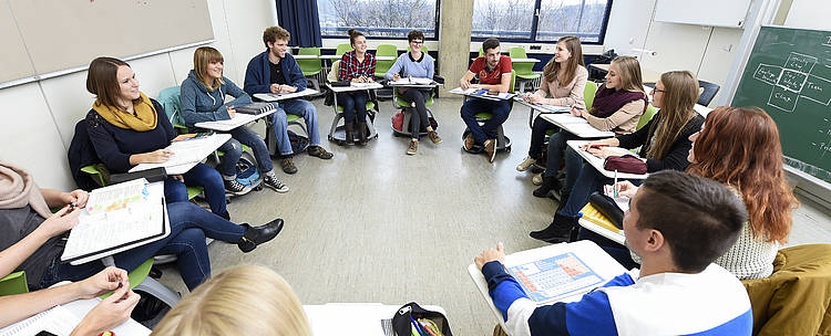 Studierende bei der Gruppenarbeit an der Hochschule Esslingen (Foto: Hochschule Esslingen/KD Busch)