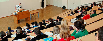 Studierende im Hörsaal der Otto-Friedrich-Universität Bamberg (Foto: Universität Bamberg)