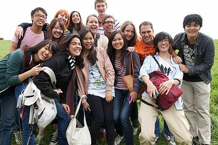 Foto: Studierende posieren für ein Foto   