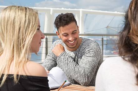 Foto: Studierende der MSH in der Hafencity im Gespräch