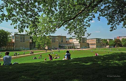 Foto: Blick auf das Hauptgebäude der Universität Köln.