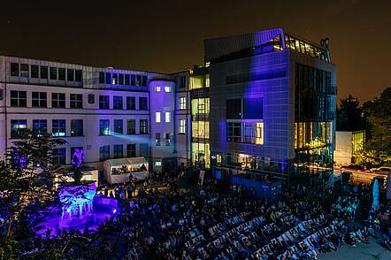 Foto: Studierende auf dem Campus während einer Filmnacht